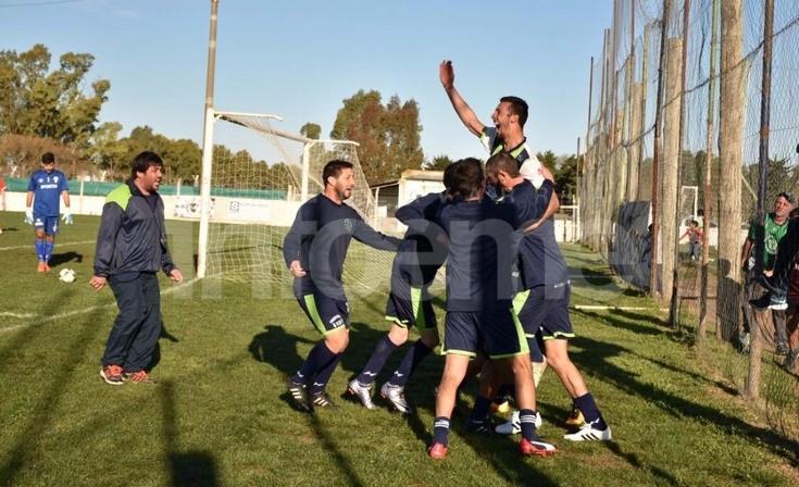 Gran victoria de Embajadores que le arrebató el invicto al puntero