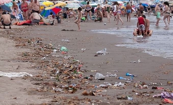 Aseguran que el 82 % de la basura que hay en las playas es plástico ...