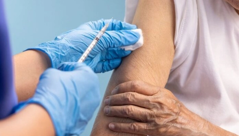 Covid-19: el gobierno bonaerense recomendó aplicarse los refuerzos de la vacuna ya que circula nueva variante