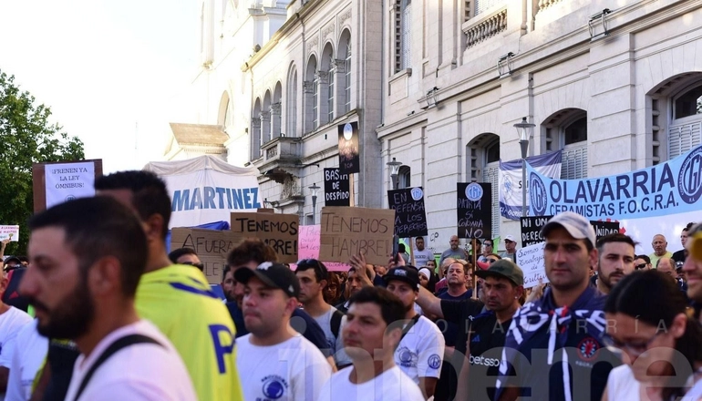 Con una amplia convocatoria, la movilización por el paro general se hizo sentir en Olavarría
