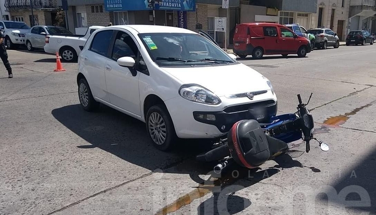Un auto embistió a una moto en microcentro: un hombre resultó herido