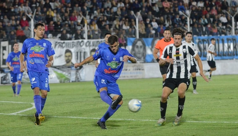 Ferro rescató un valioso empate en Bahía Blanca en la primera Final