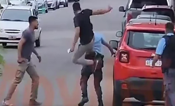 Video Un Policía Mató A Su Amigo Por Accidente Y Fue Atacado A Golpes Por Familiares De La 8802