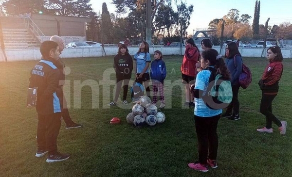 Loma Negra inició con las clases de fútbol femenino Infoeme