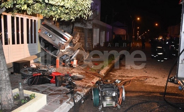 Impactante choque entre un auto y una moto