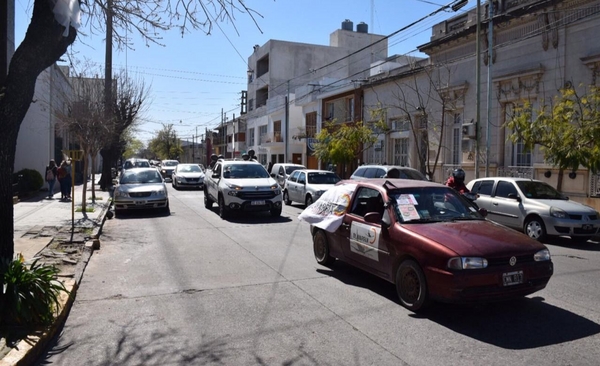 Otra masiva caravana del sector turístico: ahora suman su descontento por el impuesto del 35%