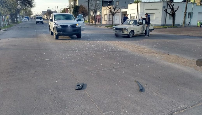 Dodge 1500 arrancó y se chocó una Amarok