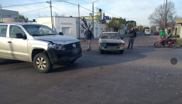 Dodge 1500 arrancó y se chocó una Amarok