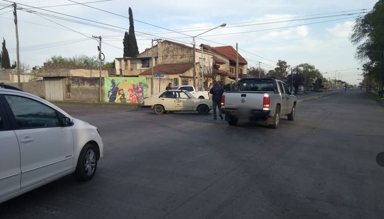 Dodge 1500 arrancó y se chocó una Amarok