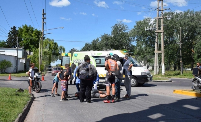 Hospitalizaron a un motomandados tras chocar contra un ciclista