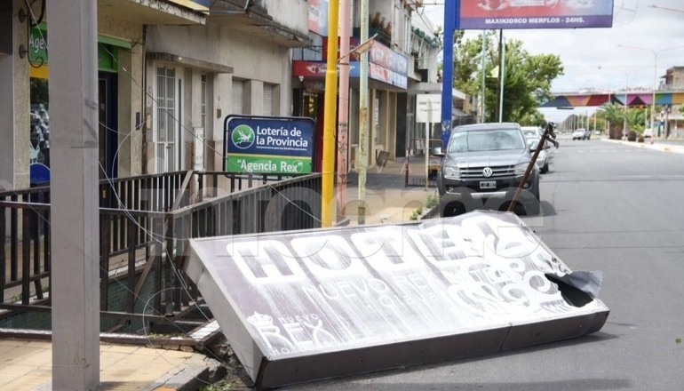 En medio del temporal, cayeron decenas de carteles 