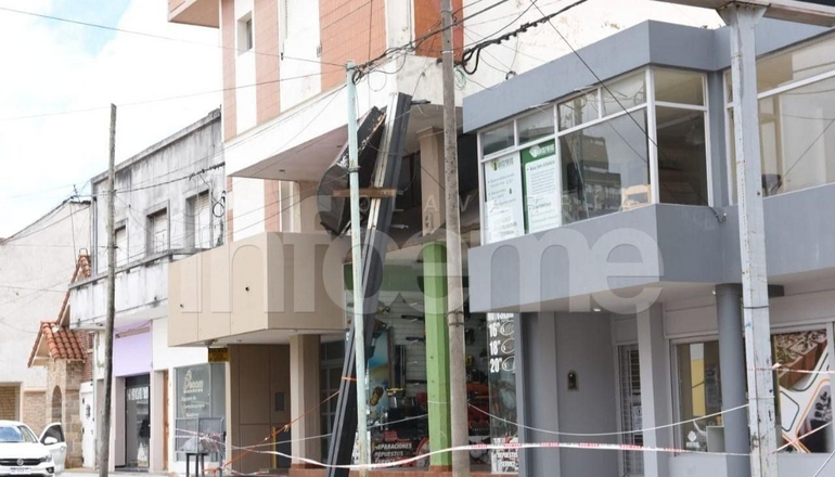 En medio del temporal, cayeron decenas de carteles 