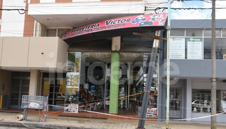 En medio del temporal, cayeron decenas de carteles 