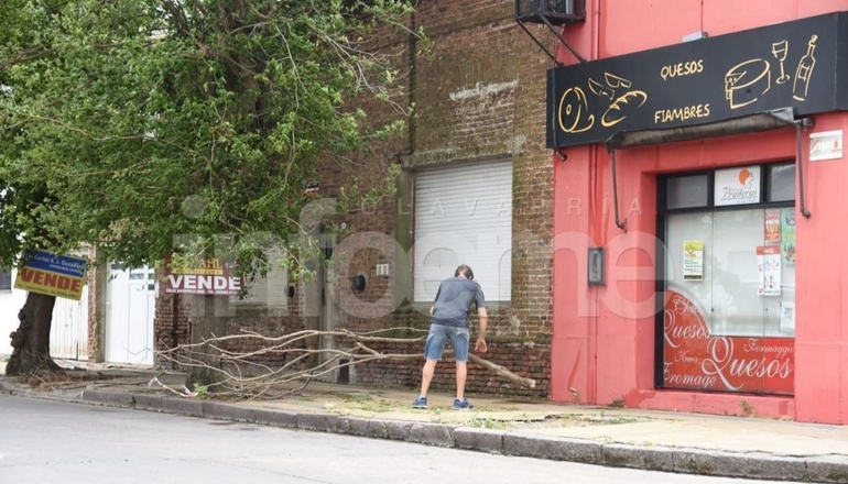 En medio del temporal, cayeron decenas de carteles 
