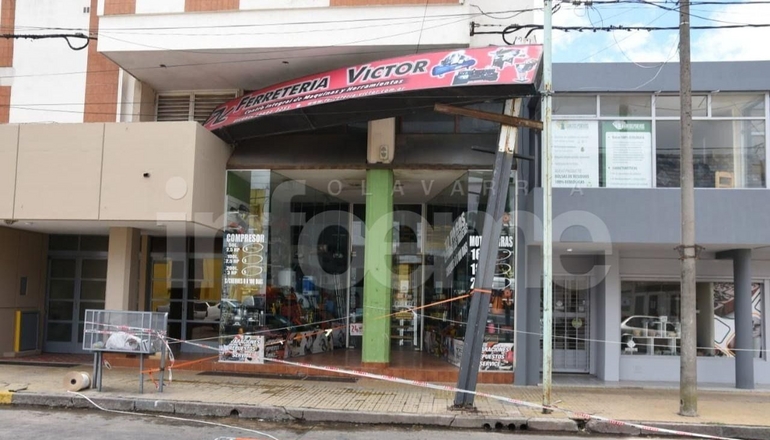 En medio del temporal, cayeron decenas de carteles 